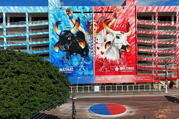 Pintura artística de boi no Bumbódromo durante o Festival de Parintins, ilustrando as ativações de marca.