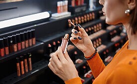 Avaliações virtuais, assistentes com IA e busca por produtos acessíveis transformam as decisões de compra ( Crédito: Nomad_Soul/Shutterstock)