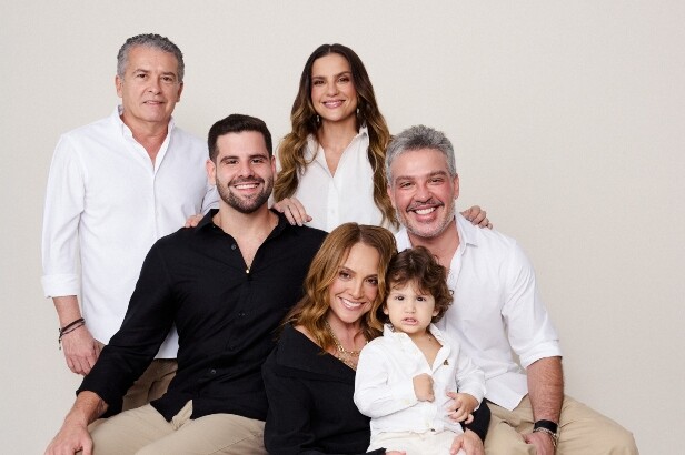 Liana Thomaz, fundadora da Água de Coco, e família (Crédito: Divulgação)