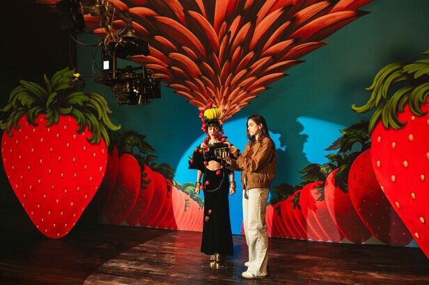 Anitta, caracterizada para uma cena em homenagem a Carmen Miranda, e Mel Chapaval nos bastidores de Equilibrivm II (Crédito: Patrick Marinho)