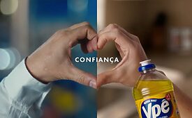 Duas mãos formam um coração, com a palavra CONFIANÇA e uma embalagem de detergente Ypê Neutro.