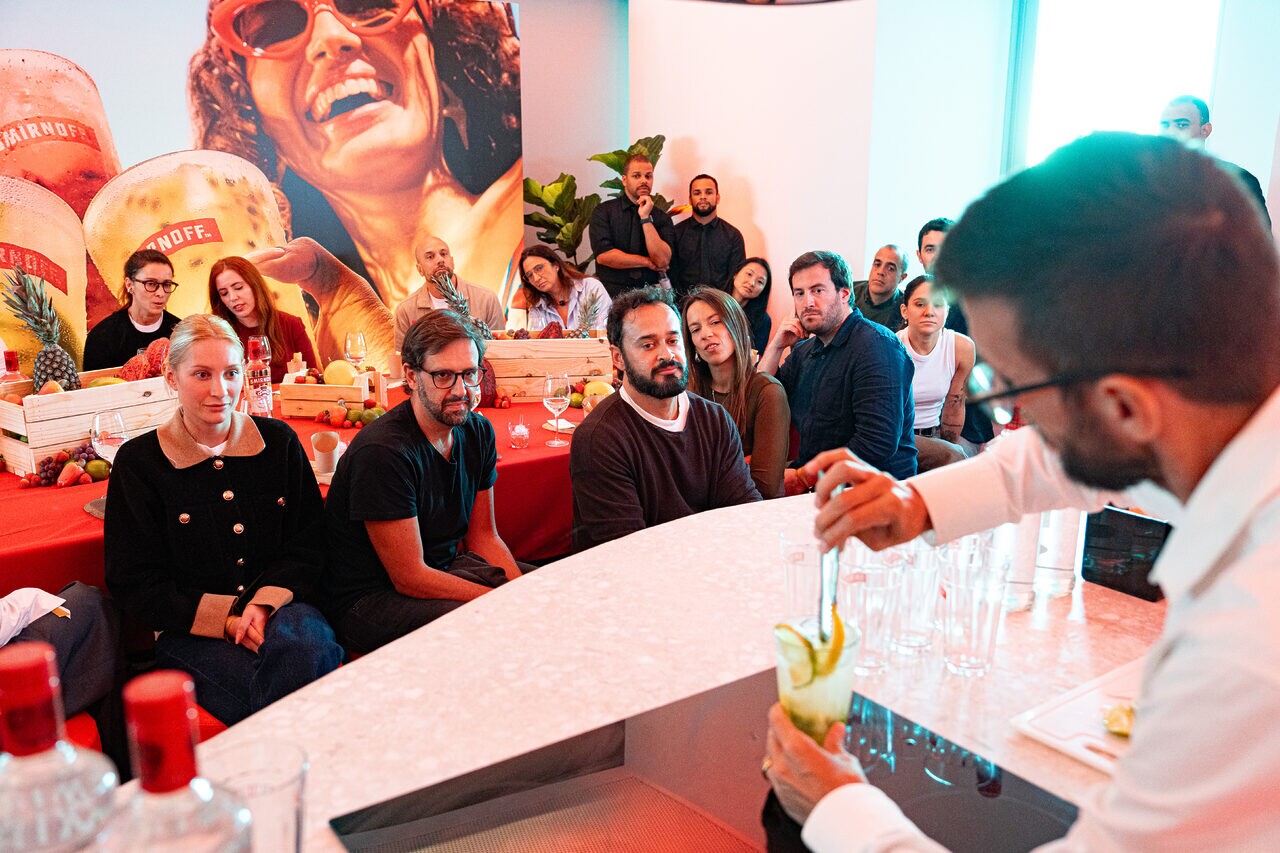 No espaço de Smirnoff, os convidados exploraram referências e mergulharam nos sabores da culturabrasileira por meio de uma experiência sensorial que incluiu a degustação de Caipis.