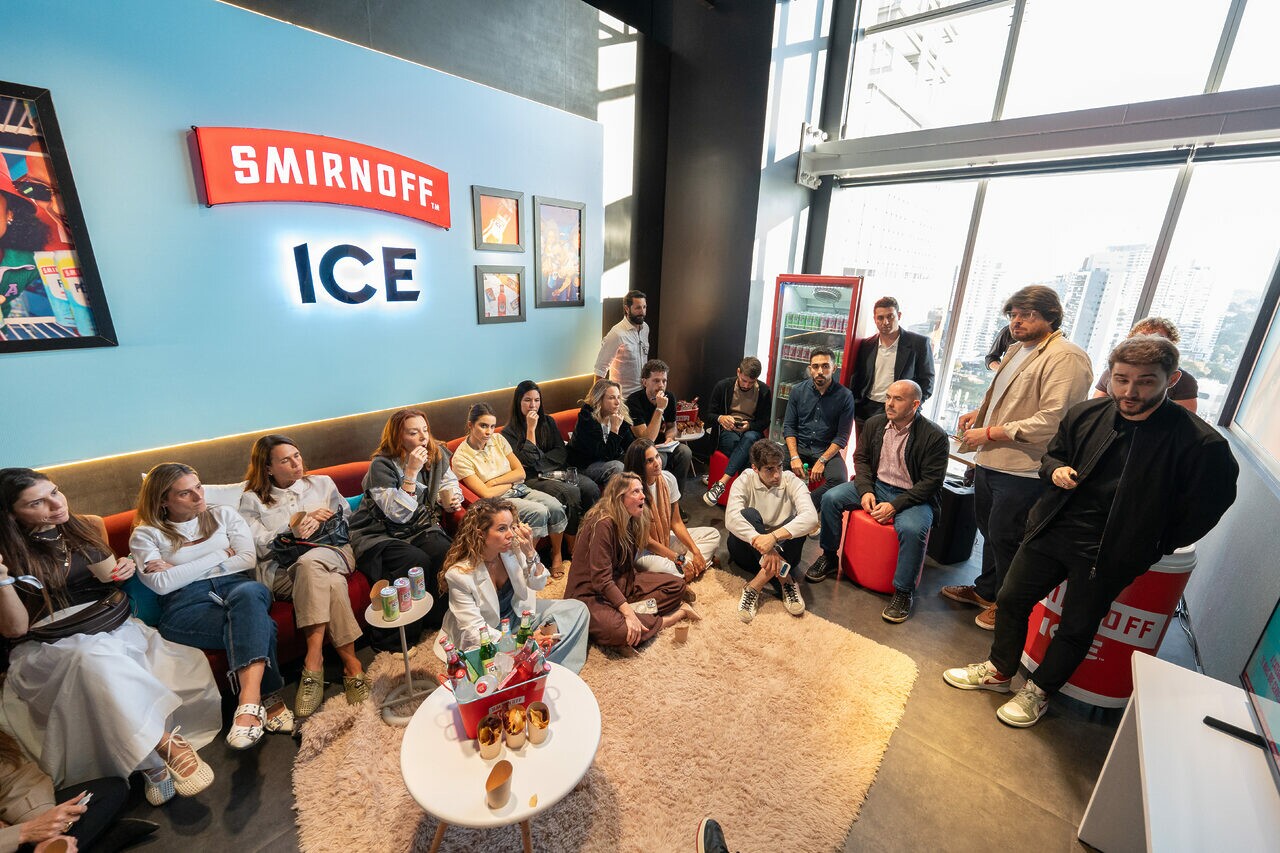 No espaço de Smirnoff, os convidados exploraram referências e mergulharam nos sabores da culturaA House Party de Smirnoff Ice reuniu os convidados em um ambiente descontraído, combinando experiências de marca com degustação dos sabores Raspberry, Green Apple, Tropical e Original.