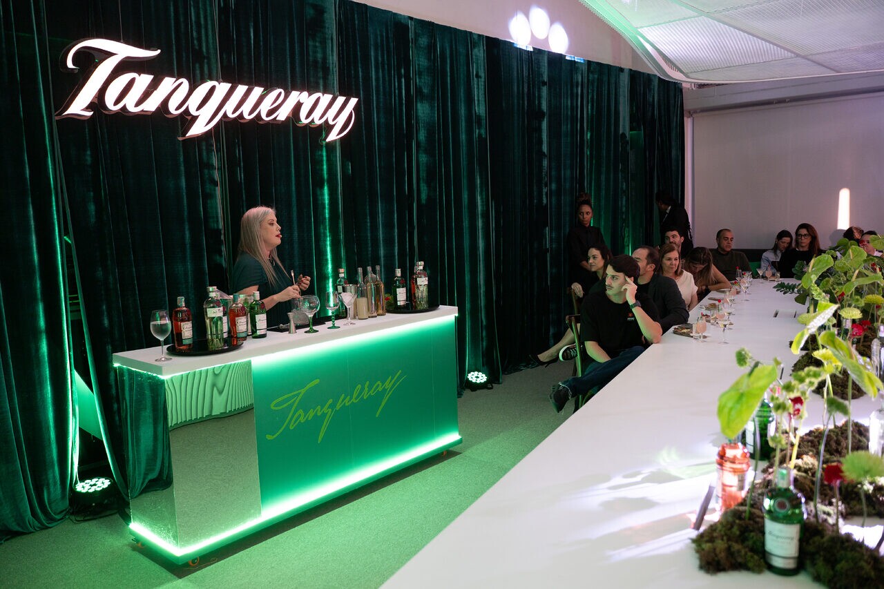 À frente da experiência de Tanqueray, a mixologista e parceira da marca, Néli Pereira, guiou osparticipantes em uma masterclass dedicada à preparação de três coquetéis.