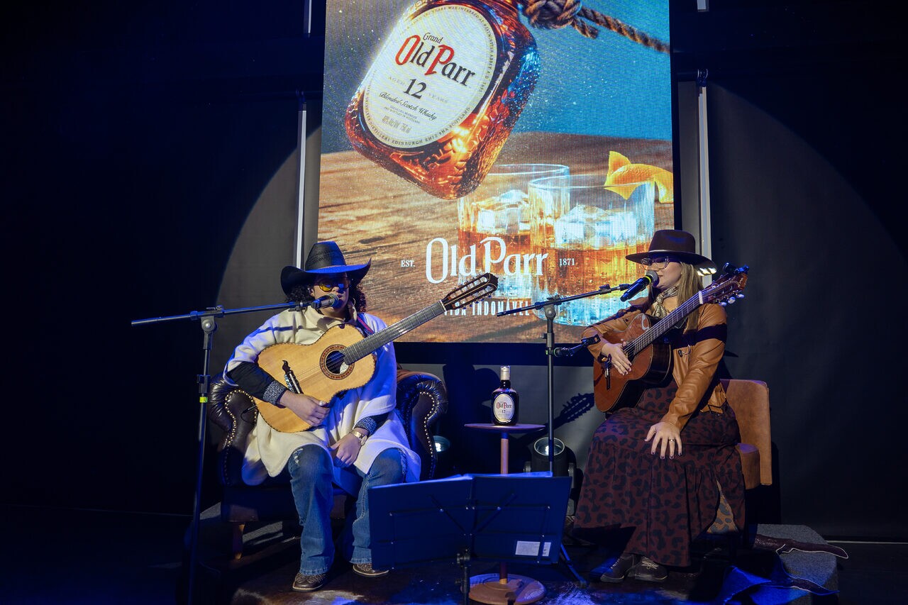 A ativação de Old Parr trouxe elementos do universo sertanejo, com pocket show e degustação de Old Parrcom lascas e água de coco. 