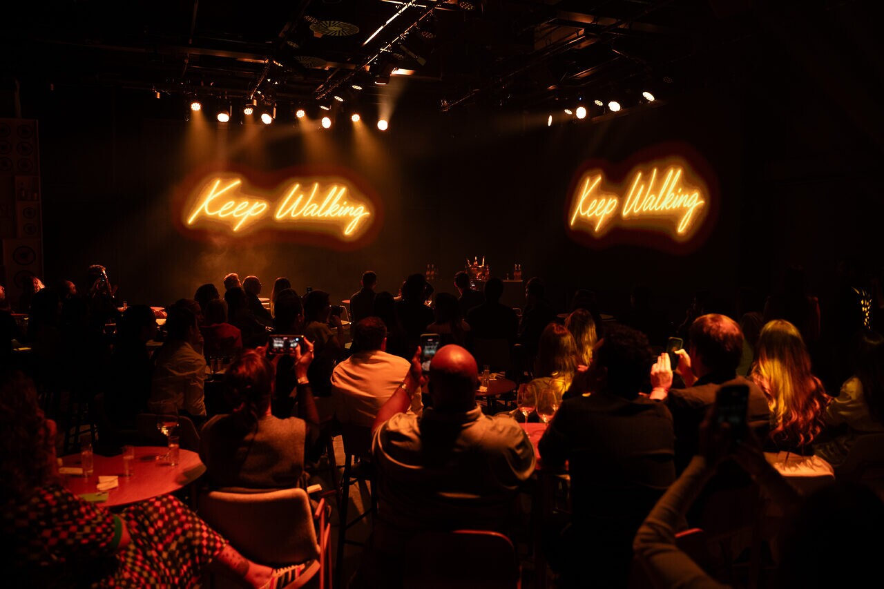 momento de encerramento com Johnnie Walker contou com uma masterclass do drink Johnnie WalkerGold Spritz feita por Nicola Pietroluongo, Brand Ambassador da Diageo, ao lado de Marina Person, parceira da marca que participou de toda a condução do evento. A experiência foi encerrada com um brinde coletivo inspirado no espírito de “Keep Walking”.
