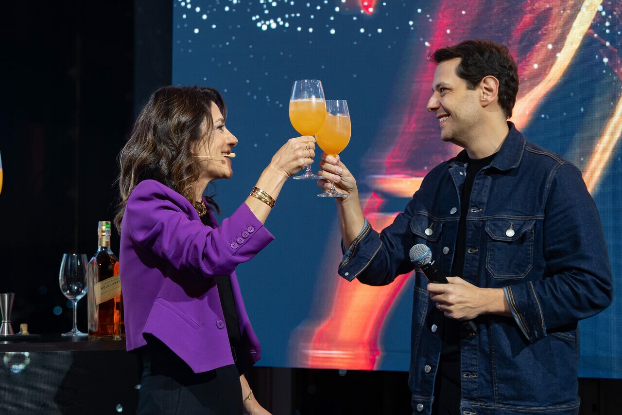 Marina Person e Guilherme Martins, vice-presidente de Marketing e Inovação da Diageo Brasil, brindam aoinício do novo ano fiscal da companhia