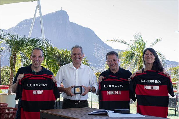 Henry Hadid, VP de Jurídico, Compliance e Relações Institucionais da Vibra, Luiz Eduardo Batista, presidente do Flamengo, Marcelo Bragança, CEO de Lubrificantes da Vibra, e Mariana Santarém, VP de Marketing e Experiência do Cliente da Vibra