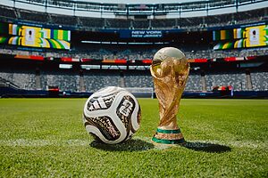 Adidas atualiza a bola Trionda com tecnologia conectada e detalhes dourados para a final da Copa (Crédito: Divulgação)