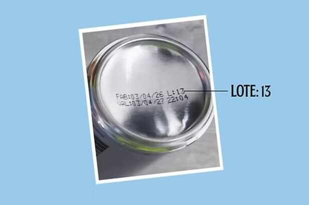A marca colocou em seu comunicado oficial, a orientação visual de como identificar o lote das latas. (Crédito: Reprodução)