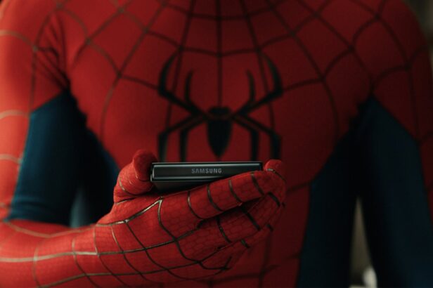 O Samsung Galaxy Z Flip aparece no mais novo filme publicitário da Samsung para "Homem-Aranha: Um Novo Dia" (Crédito: Divulgação)