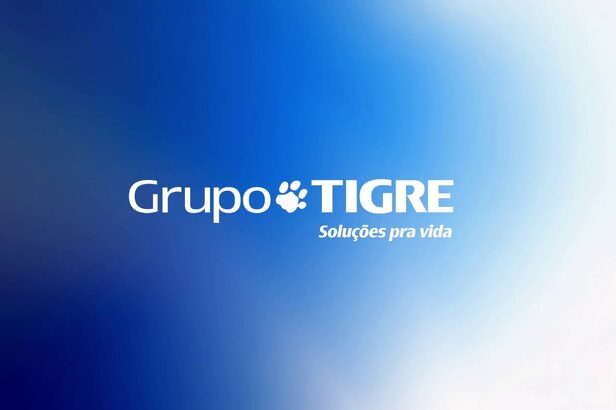 Logo Grupo Tigre em fundo degradê azul e branco, com pata de tigre no lugar do 'i' e 'Soluções pra vida'.