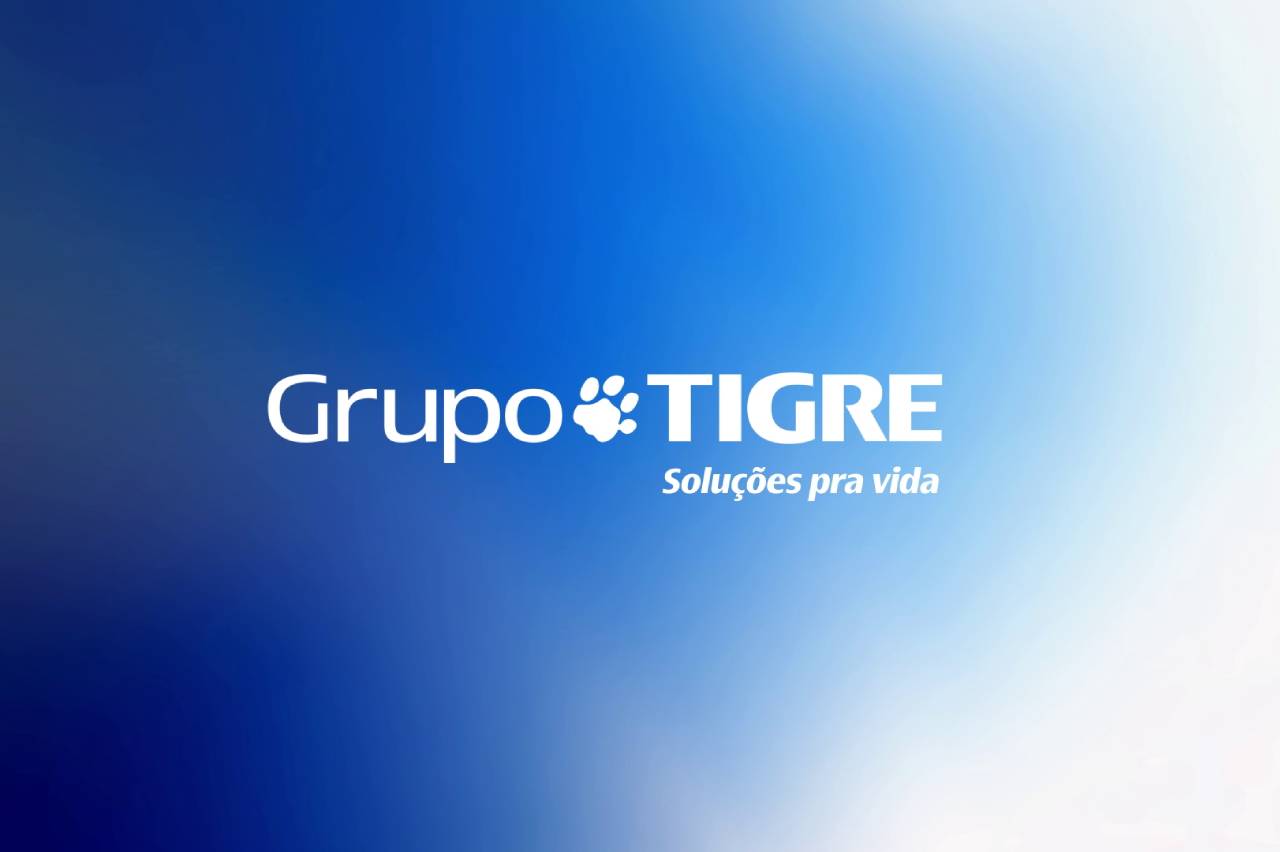 Logo Grupo Tigre em fundo degradê azul e branco, com pata de tigre no lugar do 'i' e 'Soluções pra vida'.