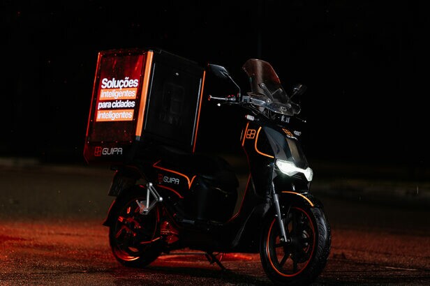 Motocicletas da Guipa circulam com painéis digitais para campanhas geolocalizadas (Crédito: Divulgação)