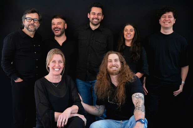 Márcio Oliveiro (Co-CEO), Jaderson Alencar (Co-CEO), Fernando Simões (VP de Conteúdo e Responding), Raiza Scatena (Diretora Geral de Atendimento), Brunno Maceno (VP de Conteúdo e Influência), Ausra Sliesoraitis (VP de Mídia) e Luiz Barrella (VP de Criação) (Créditos: Divulgação)