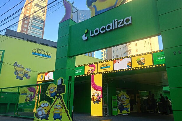 Campanha da Localiza para Minions & Monstros inclui ambientação temática, brinde licenciado e desconto em diárias (Crédito: Divulgação/Localiza)