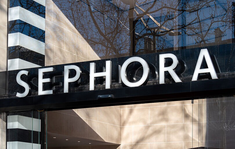 Durante os dias e horários da ativação as 47 lojas Sephora do país funcionarão em modo adaptado: som desligado, vídeo wall em modo estático e sem fragrâncias no ar. (Crédito: HJBC/Shutterstock)
