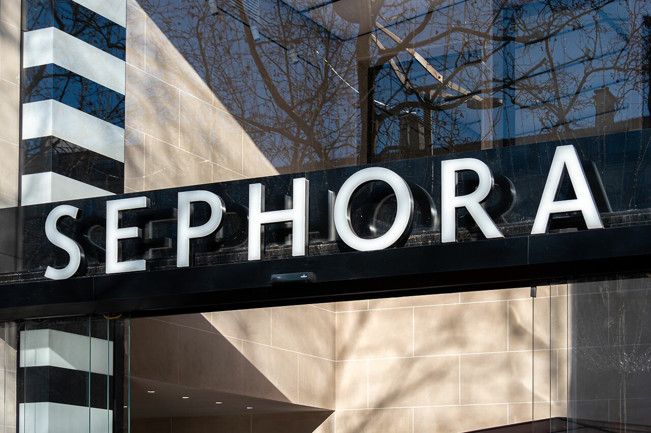 Durante os dias e horários da ativação as 47 lojas Sephora do país funcionarão em modo adaptado: som desligado, vídeo wall em modo estático e sem fragrâncias no ar. (Crédito: HJBC/Shutterstock)