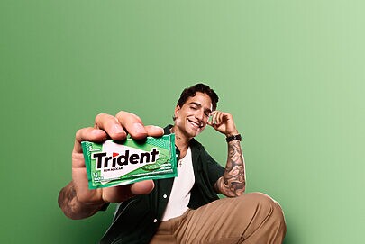 Com Maluma, Trident ressignifica ato de mascar chiclete