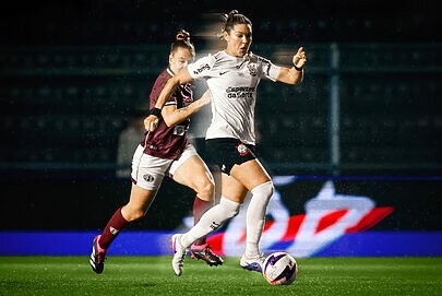 Monange ingressa no futebol feminino brasileiro