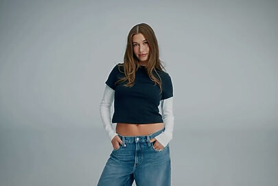 Hailey Bieber é o rosto da Gap em lançamento nostálgico