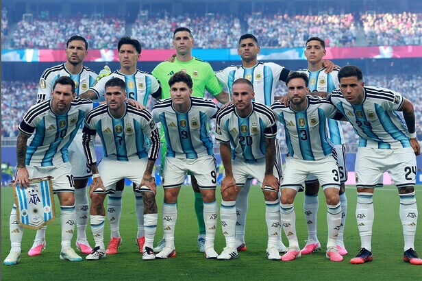 Camisa I da Argentina foi uma das mais buscadas nas plataformas de varejo nas últimas semanas (Crédito: Reprodução)
