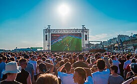 Veículos adequam estratégias com queda do Brasil: Globo, CazéTV e SBT/N Sports contornam eliminação do País na Copa com alterações na grade e, em alguns casos, redução de equipes (Crédito: Marius Comanescu/Shutterstock)