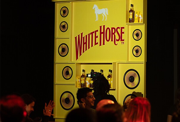 O momento de White Horse reuniu referências da cultura urbana e manifestações culturais, comdegustação de White Horse com Coco Leve.