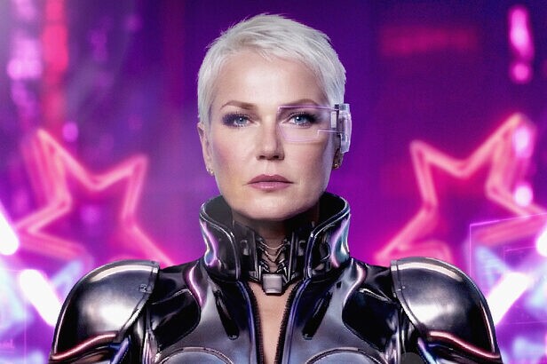 Xuxa no palco com sua nave espacial para a turnê de despedida, "O Último Voo da Nave", com marcas patrocinadoras.