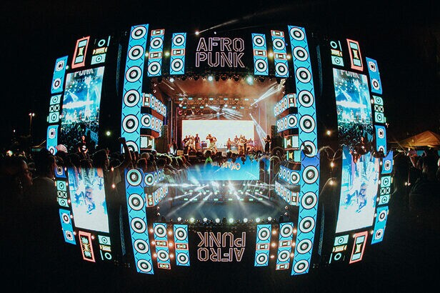 Apresentação em um dos palcos Afropunk Brasil em 2025 (Créditos: Anne Kar)