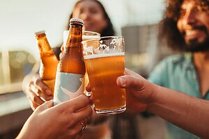 Cerveja sem álcool ajuda a sustentar consumo da categoria no Brasil (Crédito: STOCKEROcr-shutterstock)