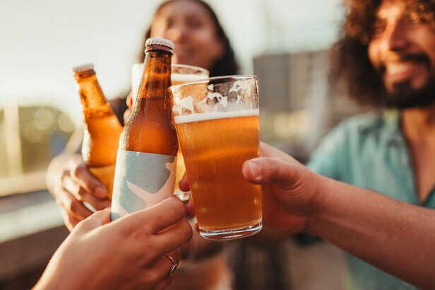 Cerveja sem álcool ajuda a sustentar consumo da categoria no Brasil (Crédito: STOCKEROcr-shutterstock)