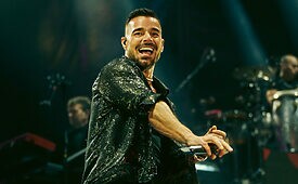 Ao lado de Pedro Sampaio, Ricky Martin é a atração do show do intervalo do jogo da NFL no Brasil (Crédito: Reprodução)