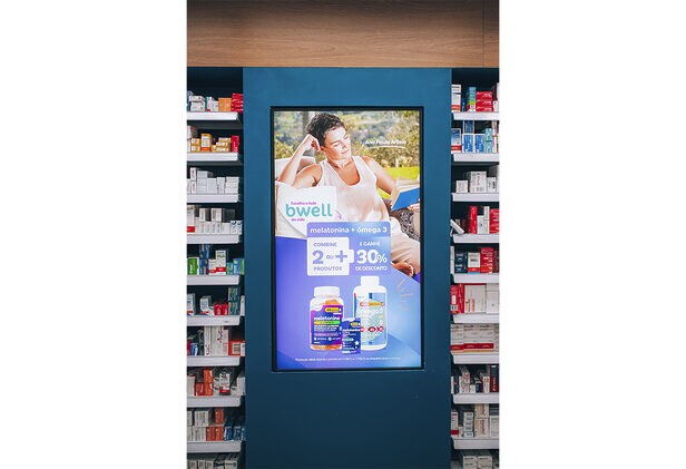 Integradas ao ambiente físico das lojas, as telas permitem à indústria comunicar produtos e mensagens de forma contextualizada e próxima ao momento de decisão do consumidor