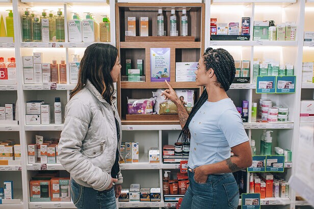 Soluções de retail media da Impulso utilizam telas digitais nas farmácias da RD Saúde para ampliar a presença das marcas ao longo da jornada de compra