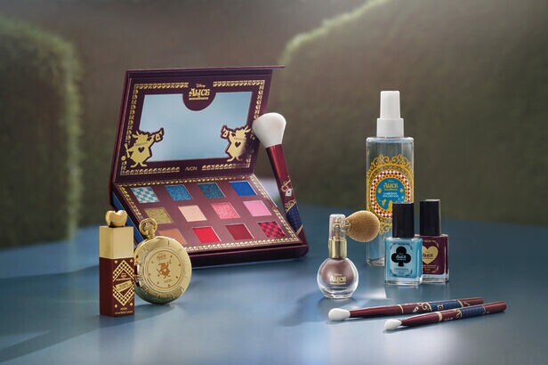 Collab da Avon com a Disney inspirada em Alice no País das Maravilhas (Créditos: Divulgação)