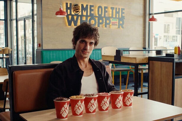 Artista protagoniza filme que brinca com a repercussão nas redes para apresentar promoção de BK shakes (Crédito: Divulgação)