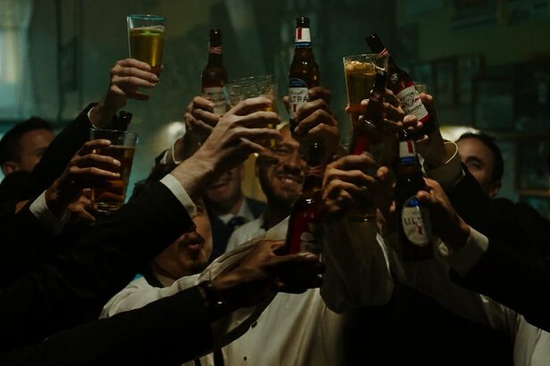 Ação global da Ambev, criada para o Dia da Cerveja destaca evolução da bebida e novos hábitos de consumo (Crédito: Divulgação)
