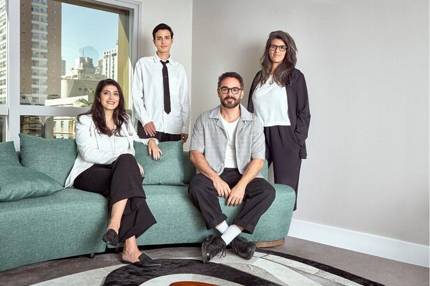 (Esq p/dir) Gabriela Takan, Lucas Milan (em pé), Felipe Rangel e Maia Feres, sócia e produtora executiva da Loud (Crédito: Divulgação)