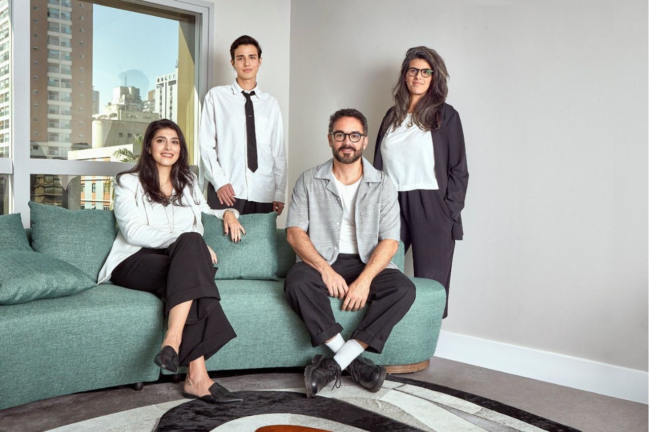 (Esq p/dir) Gabriela Takan, Lucas Milan (em pé), Felipe Rangel e Maia Feres, sócia e produtora executiva da Loud (Crédito: Divulgação)