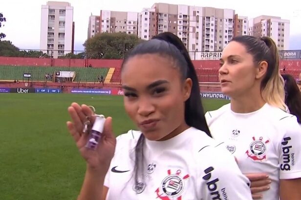 Corinthians pagará R$ 10 mil após jogadora exibir cosmético da Vizzela durante Hino no Brasileirão Feminino (Crédito: Reprodução/X e Sportv)