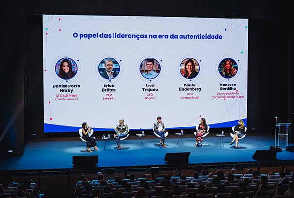 Grandes nomes do mercado debatem os desafios de liderança e autenticidade para o futuro da comunicação no palco principal do evento em