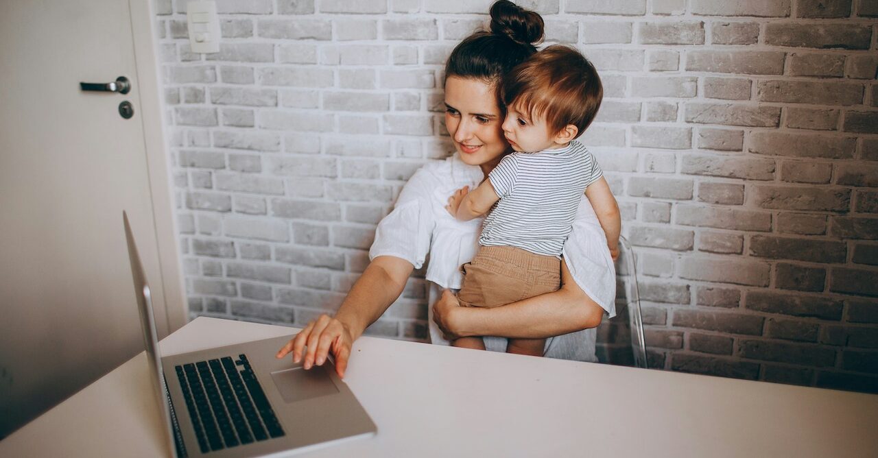 Hug e Coisa de Mãe criam frente de empregabilidade materna