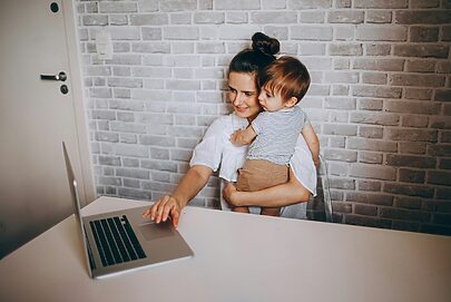Hug e Coisa de MÃ£e criam frente de empregabilidade materna