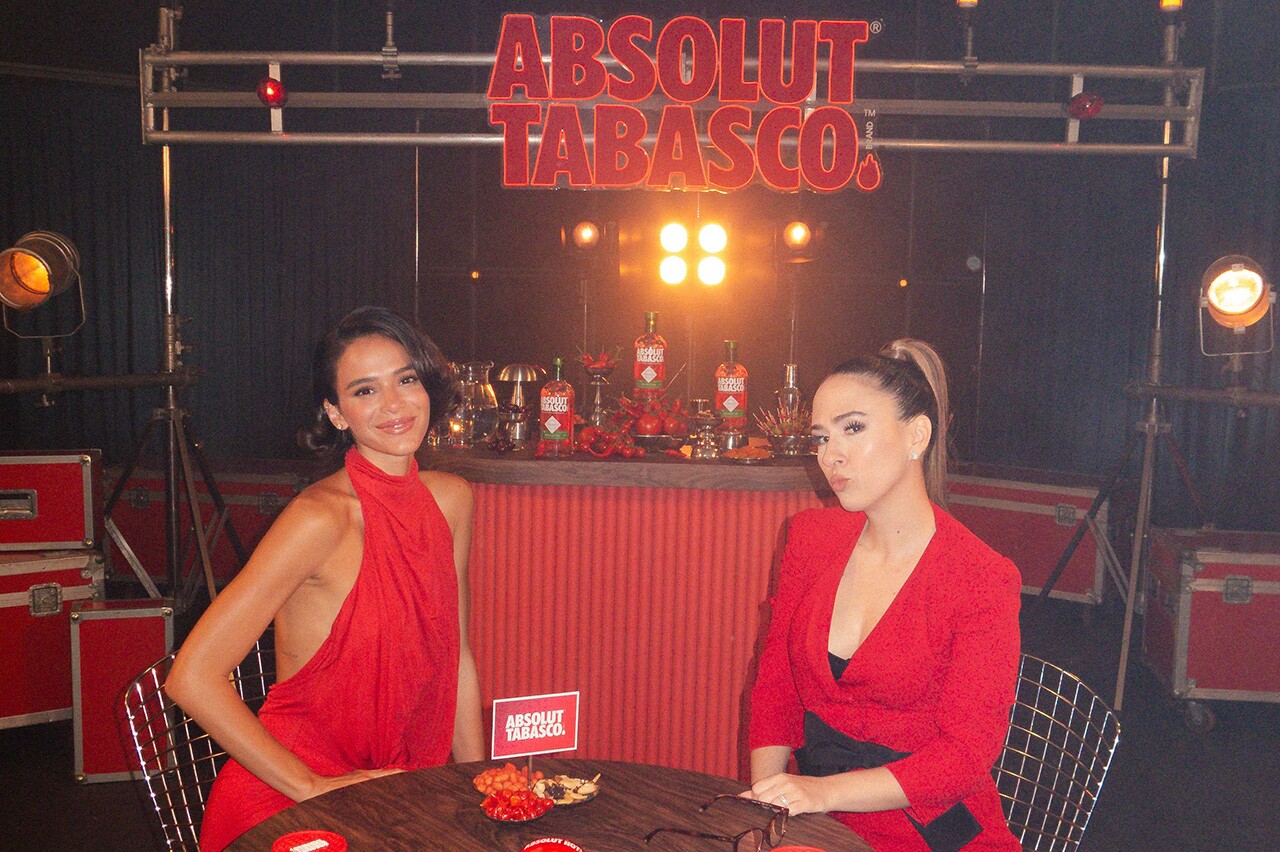Absolut Tabasco reúne Marquezine e Tatá Werneck em talk show