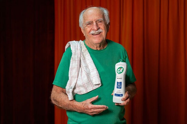 Ary Fontoura é “Descobridor de SuperCifs” em nova campanha de Cif (Crédito: Divulgação)