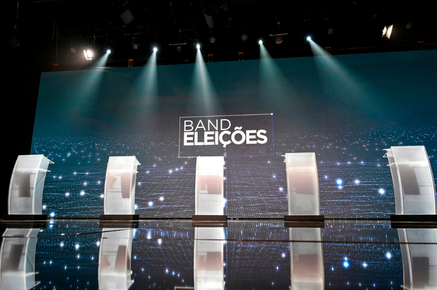 Encontro entre os candidatos à Presidência abre a série de debates das eleições de 2026 (Crédito: Divulgação)