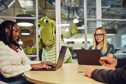Crocs apresenta mascote Niles com estratégia de storytelling