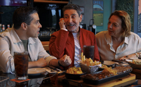 Luciano Amaral e os atores Cássio Scapin e Rosi Campos protagonizam campanha em encontro que resgata a memória afetiva dos brasileiros (Crédito: Divulgação)