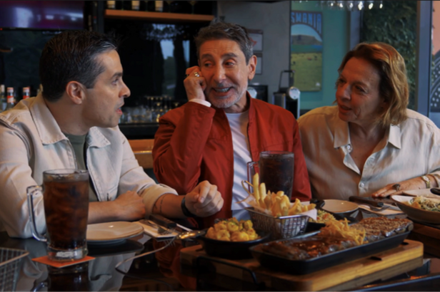 Luciano Amaral e os atores Cássio Scapin e Rosi Campos protagonizam campanha em encontro que resgata a memória afetiva dos brasileiros (Crédito: Divulgação)